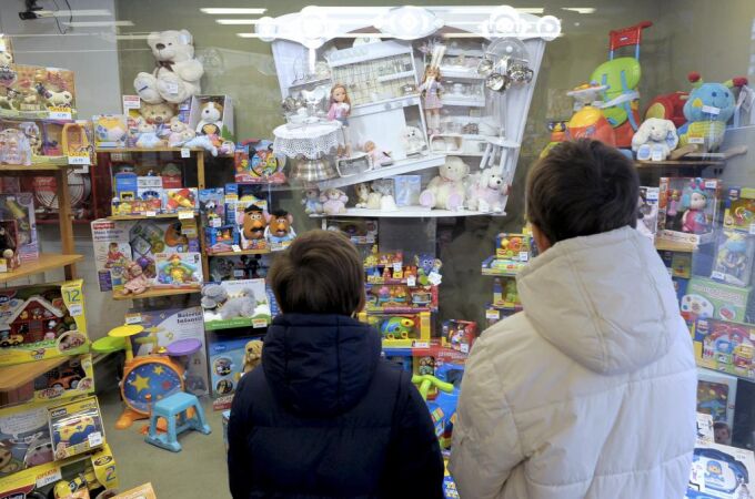 Dos niños ante una tienda de juguetes