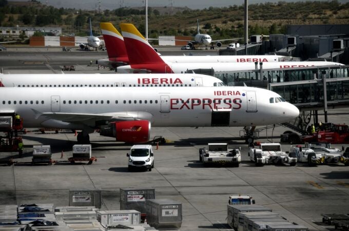 Aviones de Iberia Express en la terminal T4 del Aeropuerto de Madrid-Barajas Adolfo Suárez, en Madrid