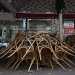 Terraza recogida de un bar cerrado durante el cuarto día de la entrada en vigor de las nuevas restricciones en Cataluña, en Barcelona.