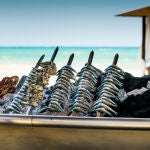 El pescado azul de pequeño tamaño es el más recomendado para una dieta saludable. En la imagen un espeto de sardinas