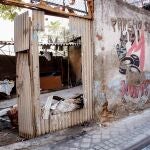 Un agente de Policía Nacional frente al edificio okupado ‘La Higuera’ antes de su demolición , en el barrio de Tetuán (Madrid)