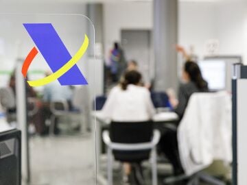 Varias personas son atendidas en la Agencia Tributaria para presentar la declaración de la renta correspondiente al ejercicio de 2022, en la Administración de Hacienda de Montalbán.
