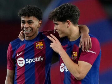 Lamine Yamal y Pau Cubarsí abrazados