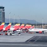 Aviones de Iberia aparcados en las pistas, en el aeropuerto Adolfo Suárez Madrid-Barajas.