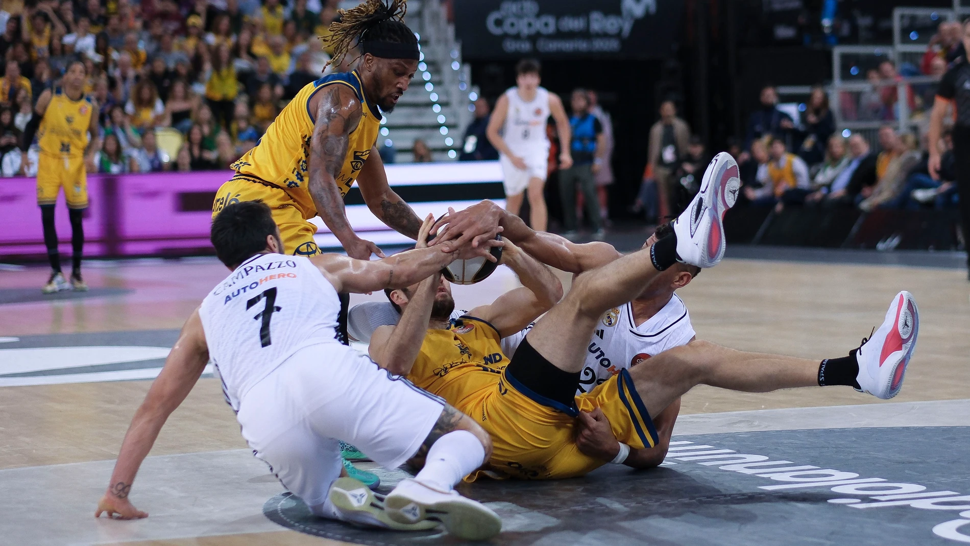 Campazzo, Tobey y Tavares pugnan en el suelo por un balón