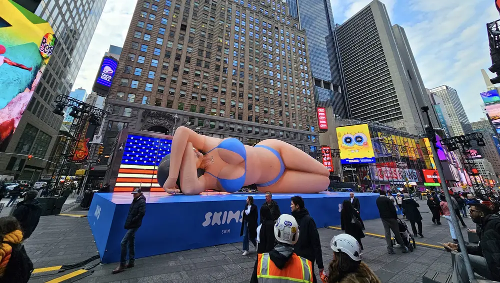 El globo de Kim Kardashian en Times Square