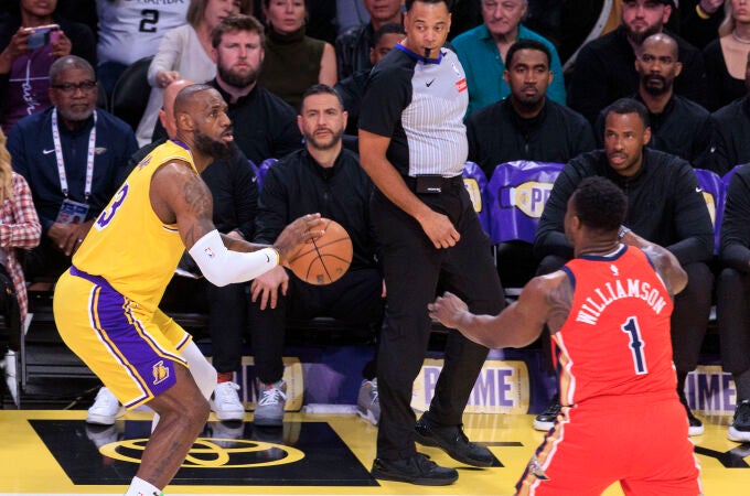 LeBron James superó la barrera de los 50.000 puntos anotados con este triple