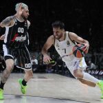 Campazzo intenta sortear la defensa de Cordinier