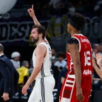 Llull celebra el triple sobre la bocina con que cerró el segundo cuarto