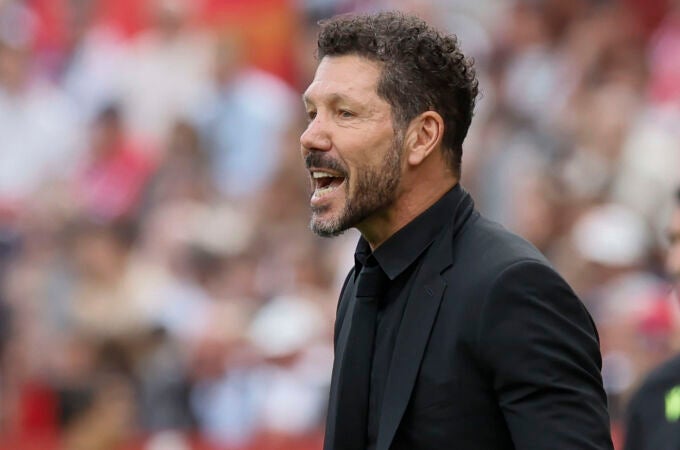 Diego Pablo Simeone, en la banda del Sánchez-Pizjuán