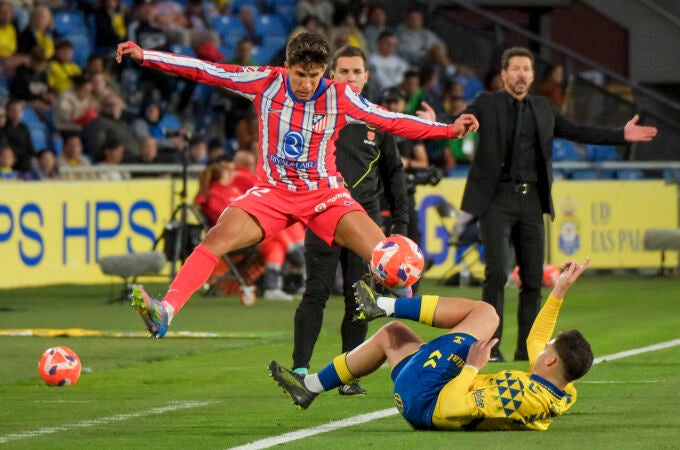 Simeone observa una jugada de Giuliano durante el Las Palmas-Atlético