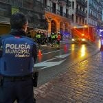 Un taxi impacta contra la base de un andamio de un edificio en la calle San Bernardo