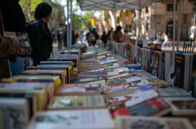Barcelona se llena de libros y rosas en la Diada de Sant Jordi 2025
