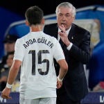 Ancelotti habla con Güler durante el Getafe-Real Madrid