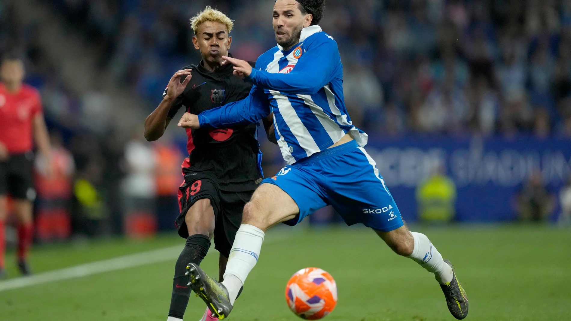 CORNELLÁ (BARCELONA), 15/05/2025.- El defensa del Espanyol Leandro Cabrera (d) entra en falta sobre Lamine Yamal, del FC Barcelona, durante el encuentro correspondiente a la jornada 36 de LaLiga EA Sports que RCD Espanyol y FC Barcelona disputan este jueves en el RCDE Stadium, en Cornellá de Llobregat, Barcelona. EFE/Enric Fontcuberta