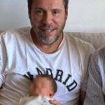 Óscar Puente junto a su padre y su hijo recién nacido
