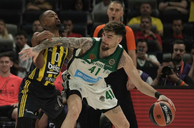 Juancho sufre la defensa de McCollum
