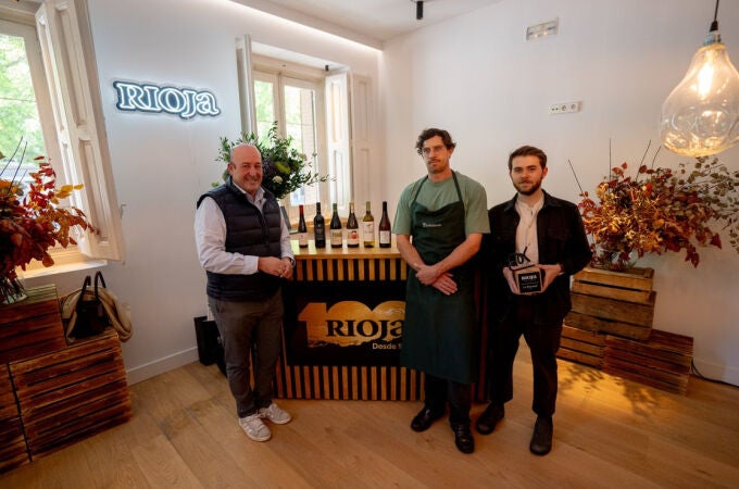 Fernando Ezquerro (presidente del Consejo), el chef australiano James Henri y el sumiller de Le Doyenné, Romain Rieu