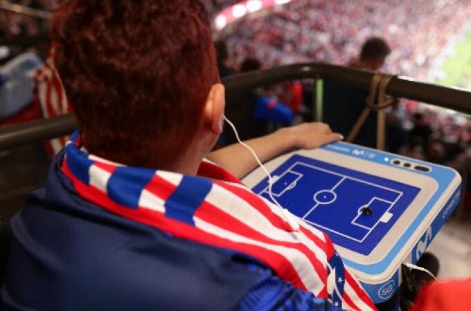 Atlético de Madrid y Telefónica revolucionan la experiencia de los aficionados con discapacidad visual