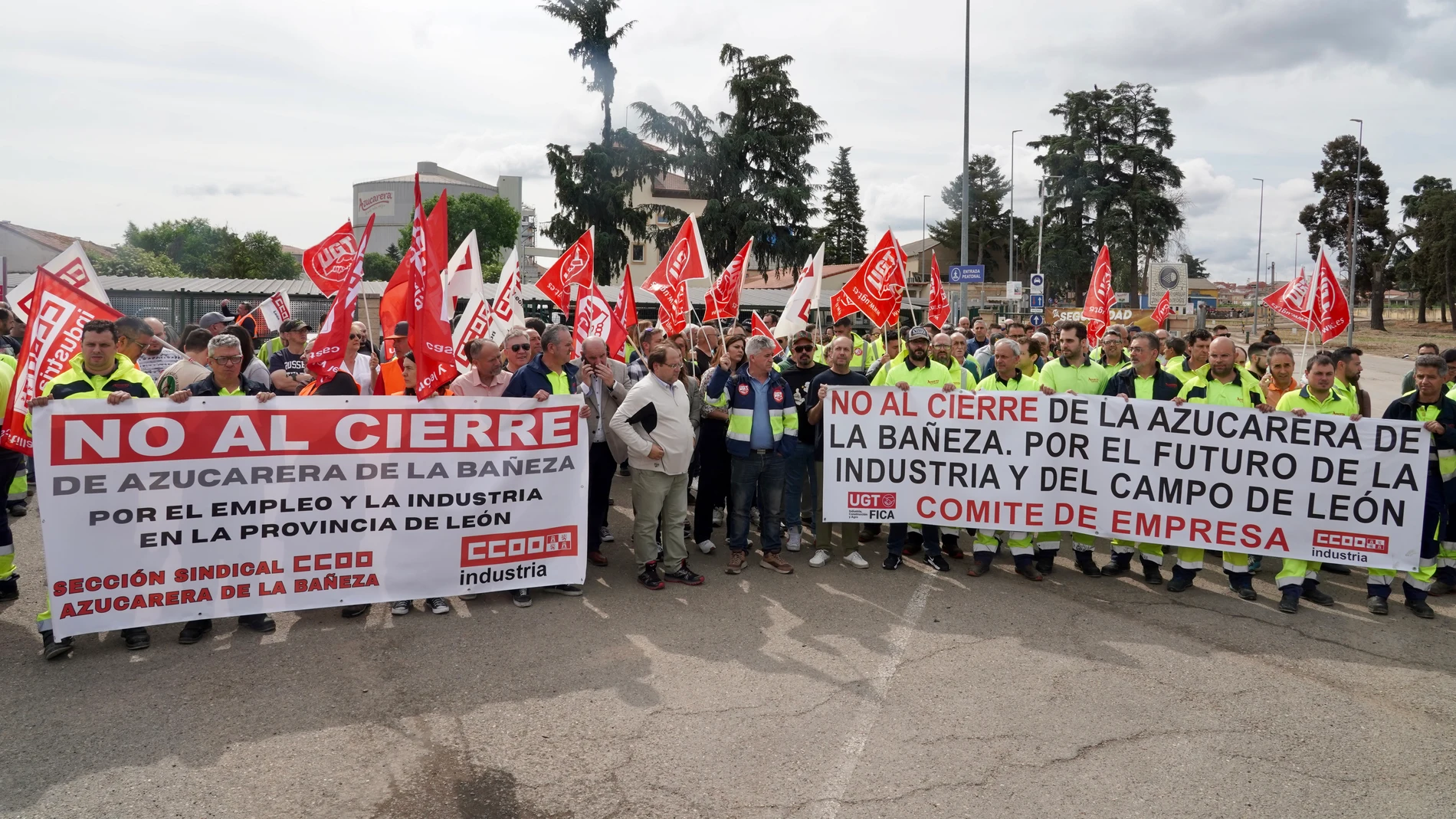 Primera concentración de los trabajadores de Azucarera junto a la planta de La Bañeza