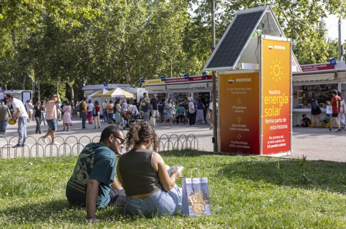 Tótem con paneles fotovoltaicos en la Feria del Libro de Madrid 2025