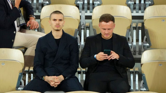 Romeo Beckham en Roland Garros viendo la semifinal de Carlos Alcaraz y Mussitti