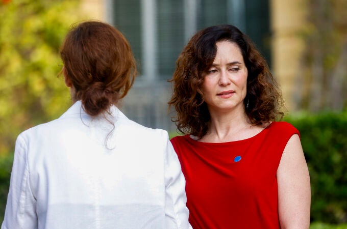 Ayuso y Mónica García se encaran en la Conferencia de Presidentes por las residencias