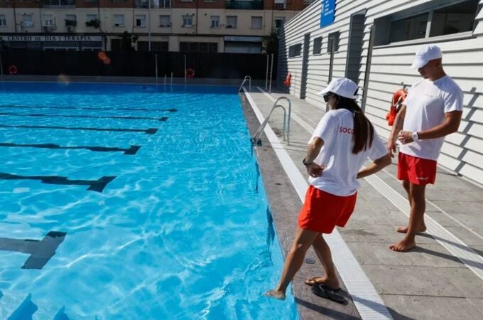 Alerta en Madrid por falta de socorristas: así puedes acceder al puesto y ganar más de 1.400 euros al mes