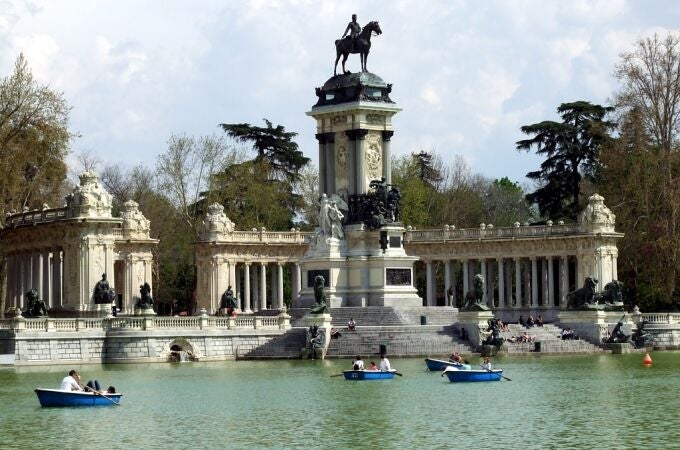 El estanque está presidido por el monumento de Alfonso XII