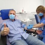 Una persona dona sangre