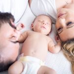 Las mujeres dedican el doble de tiempo al cuidado de los hijos que los hombres