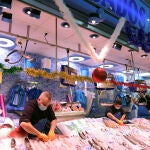 Puesto de pescado y marisco en el Mercado de San Isidro, a 17 de diciembre de 2021, en Madrid, (España)
