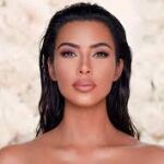 Imagen de Kim Kardashian en alguna de las muchas presentaciones a las que acude contratada como imagen.