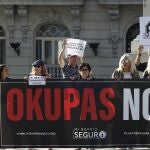 Manifestantes protestan ante el Congreso de los Diputados en Madrid en contra de la okupación y en apoyo a una ley antiokupa.