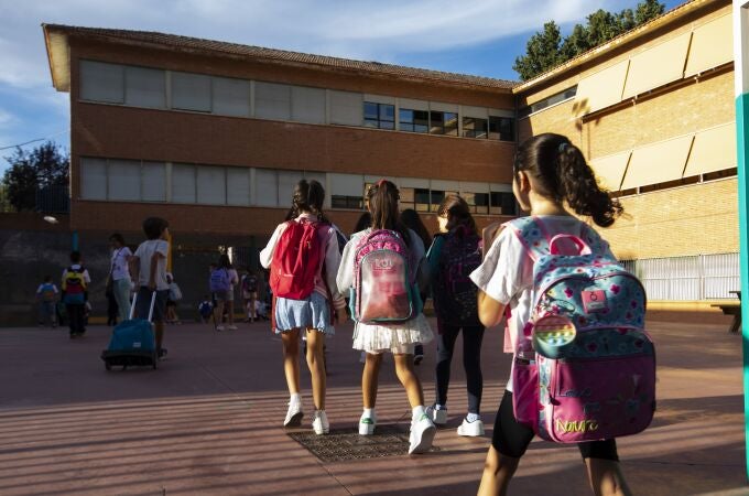 Un grupo de niños camino del colegio