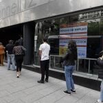 Varias personas hacen cola en una Oficina del Servicio Público de Empleo Estatal (SEPE),