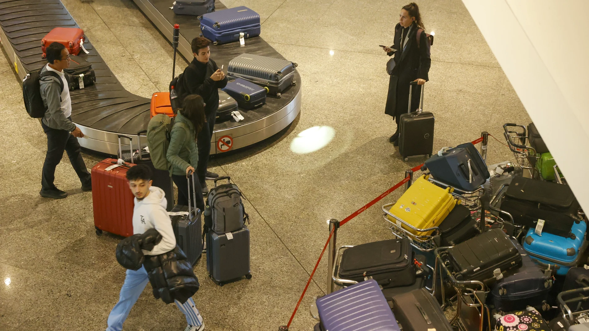 Maletas acumuladas en la terminal de Bilbao al no poder ser cargadas en los aviones que parten del aeropuerto por la huelga del "handling" (asistencia en tierra) del grupo Iberia.