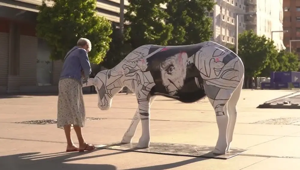 museo al aire libre con la Madrid Cow Gallery