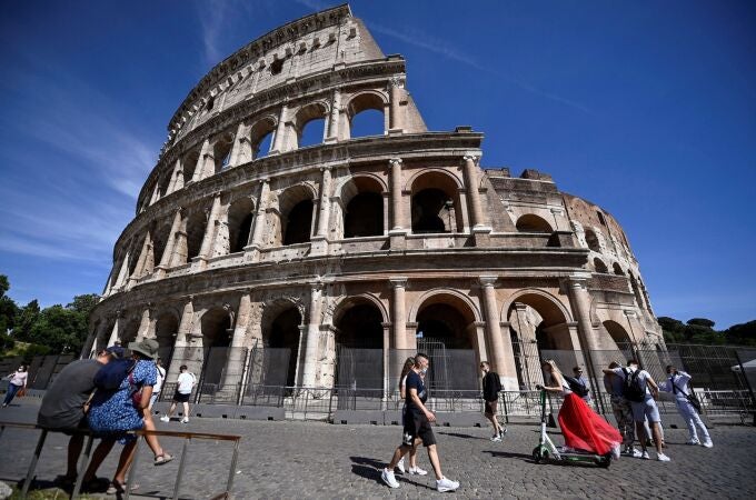 Turistas visitan el Coliseo de Roma, este sábado en Italia. 