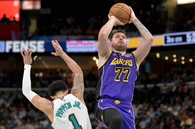 Doncic lanza a canasta en el duelo entre Lakers y Grizzlies
