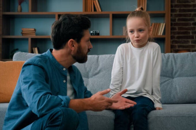 ¿Qué es la “crianza cáscara de huevo”? El estilo de crianza de moda que amenaza con ser tóxico para los niños