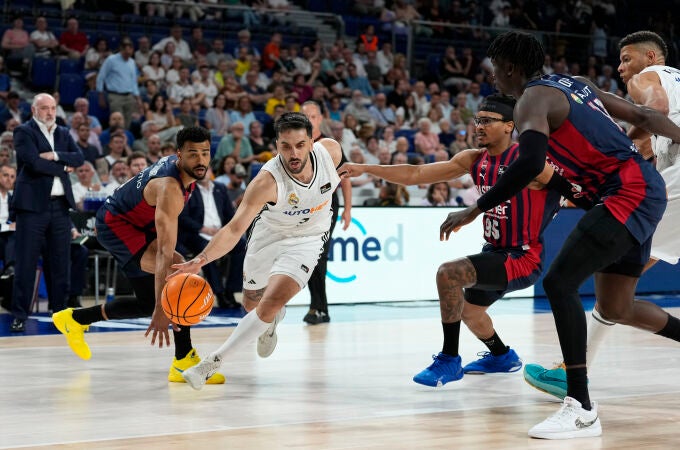 Campazzo escapa de la defensa del Baskonia