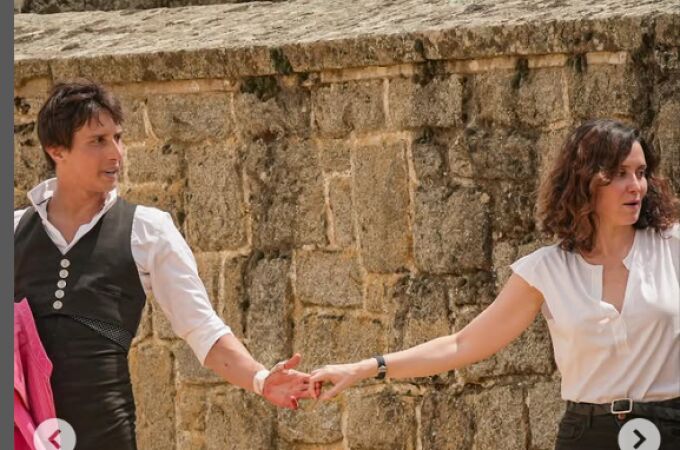 Isabel Díaz Ayuso sorprende toreando con Andrés Roca Rey en el campo (imágenes)