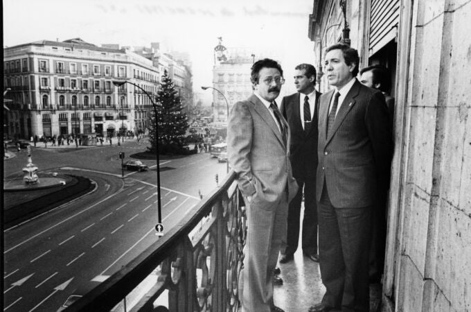 21 de diciembre de 1984:el presidente de la Comunidad de Madrid, Joaquín Leguina, acompañado del ministro del Interior, José Barrionuevo, en el balcón de la Real Casa de Correos.